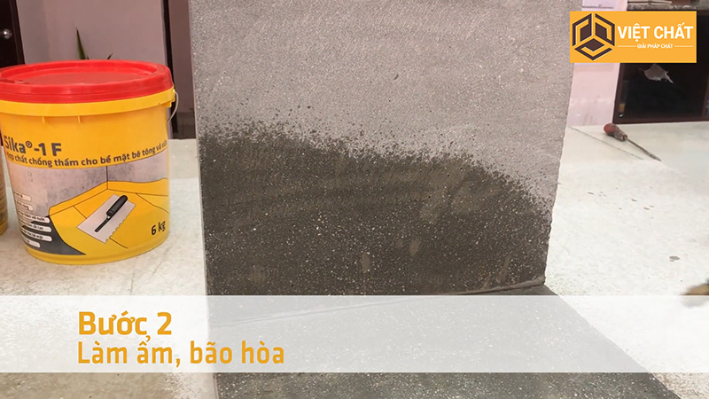 Quy trình thi công hợp chất chống thấm Sika 1F: Bước 2: Làm ẩm, bão hòa bề mặt