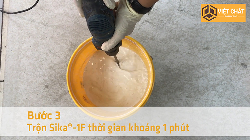 Quy trình thi công hợp chất chống thấm Sika 1F: Bước 3: Khuấy đều Sika 1F