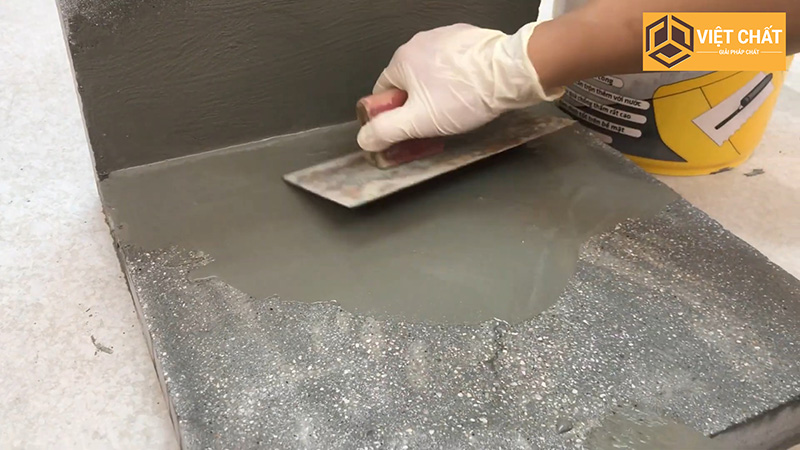 Quy trình thi công hợp chất chống thấm Sika 1F: Bước 5: Thi công lớp thứ nhất