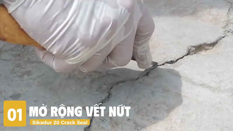 Hướng dẫn thi công keo trám vá Sikadur 20 Crack Seal - Bước 1: Mở rộng bề mặt các vết nứt