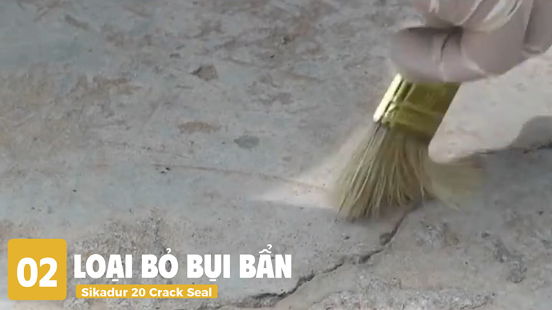 Hướng dẫn thi công keo trám vá Sikadur 20 Crack Seal - Bước 2: Loại bỏ bụi bẩn khỏi vết nứt