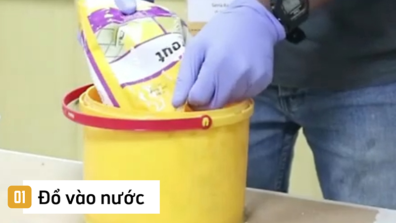 Hướng dẫn thi công keo chít mạch SikaCeram 608 Tile Grout: Bước 1: Pha trộn keo