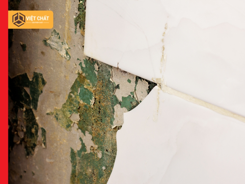 Tại sao gạch ốp tường bị bong tróc? Giải pháp xử lý hiệu quả nhất 2025