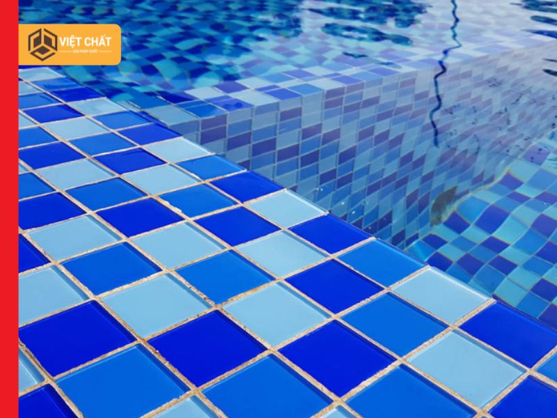 Hướng dẫn thi công dán gạch hồ bơi Mosaic chuẩn kỹ thuật, bền lâu theo thời gian